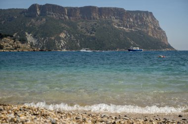 Kayalıkların panoramik manzarası, Plage du Bestouan sahilinde açık deniz suyu Cassis, Provence, Fransa