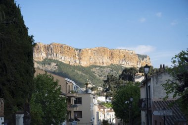 Fransa 'nın güneyinde nisan ayında güneşli bir gün, dar sokaklar ve renkli binalar Cassis, Provence, Fransa