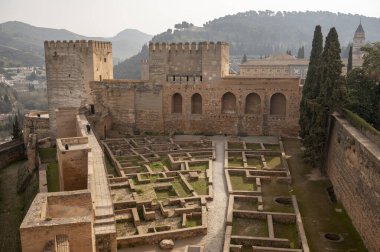 Eski duvarlar, bahçeler ve ortaçağ kalesi Alhambra, Granada, Endülüs, İspanya