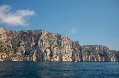 Kireçtaşı kayalıkları ve Cassis yakınlarındaki mavi deniz Provence, Fransa 'daki Calanques Ulusal Parkı' na tekne gezisi.