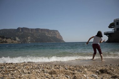 Kayalıkların panoramik manzarası, Plage du Bestouan sahilinde açık deniz suyu Cassis, Provence, Fransa