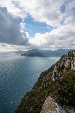 La Ciotat 'tan Cassis' e giden turistik rota D141, mavi deniz manzaralı, kireçtaşı uçurumları ve yeşil çam ormanı, Fransa 'nın Provence kentinde tatil