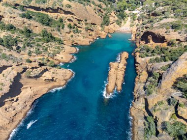 La Ciotat, Provence 'deki mavi Calanque de Figuerolles yakınlarındaki evler ve deniz manzarası. Fransa' da yaz tatili.