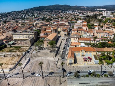 Büyük yelkenli limanı ve yat tersanesi olan tarihi Provencal şehri La Ciotat 'ın panoramik hava manzarası, Fransa' nın Provence kentinde yaz tatili