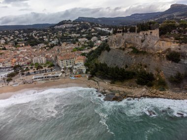 Kumsalda, denizde, kayalıklarda, evlerde, caddelerde ve Cassis, Provence, Fransa 'da deniz feneri olan eski balıkçıların limanında panoramik manzara