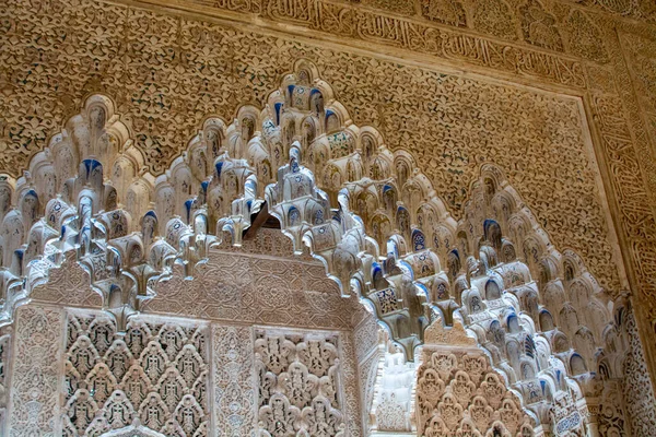 中世纪城堡Alhambra Granada Andalusia Spain的旧城墙和缓冲地带 — 图库照片