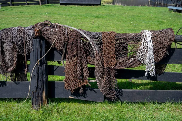 Hayat eski balıkçıların köyüdür. Açık havada balıkçı ağları kurur.