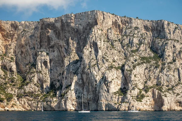 Kireçtaşı kayalıkları ve Cassis yakınlarındaki mavi deniz Provence, Fransa 'daki Calanques Ulusal Parkı' na tekne gezisi.