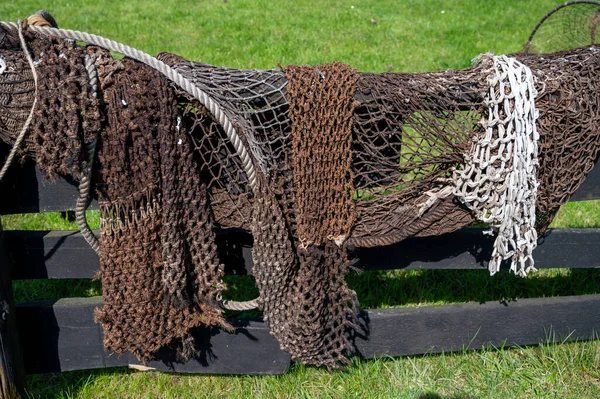 Hayat eski balıkçıların köyüdür. Açık havada balıkçı ağları kurur.