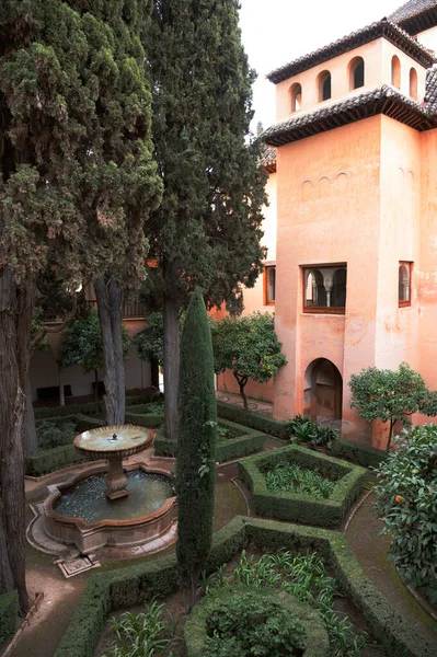 Eski duvarlar, bahçeler ve ortaçağ kalesi Alhambra, Granada, Endülüs, İspanya