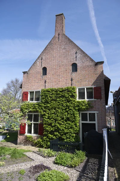 İlkbaharda Hollanda, Enkhuizen 'de tarihi Hollandalı balıkçıların köyünde yürüyüş