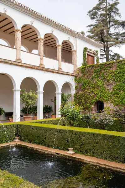 İlkbaharda Alhambra, Granada, Endülüs, İspanya 'daki Ortaçağ sarayının bahçeleri ve alımları Generalife