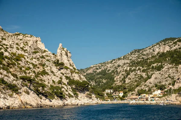 Kireçtaşı kayalıkları ve Cassis yakınlarındaki mavi deniz Provence, Fransa 'daki Calanques Ulusal Parkı' na tekne gezisi.