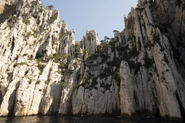 Kireçtaşı kayalıkları ve Cassis yakınlarındaki mavi deniz Provence, Fransa 'daki Calanques Ulusal Parkı' na tekne gezisi.