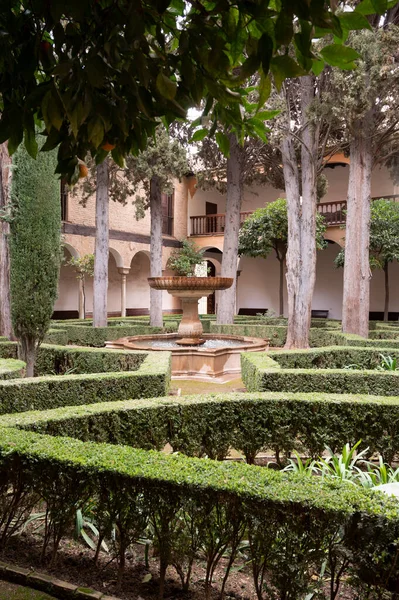 Eski duvarlar, bahçeler ve ortaçağ kalesi Alhambra, Granada, Endülüs, İspanya