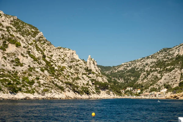Kireçtaşı kayalıkları ve Cassis yakınlarındaki mavi deniz Provence, Fransa 'daki Calanques Ulusal Parkı' na tekne gezisi.