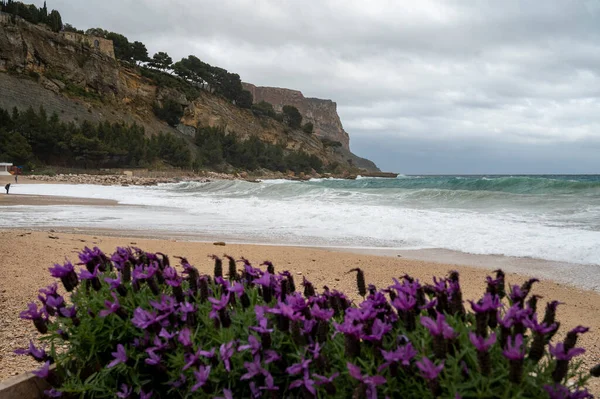 Denizde fırtına, Cassis, Provence, Fransa 'daki sarı kumlu sahilde yüksek dalgalar.