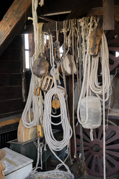 Tekne tamiri için el yapımı ekipman. Hayat yaşlı FDutchh Isherman 'ın köyü.