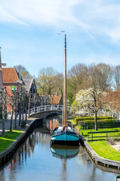 Lkbaharda Hollanda Enkhuizen Tarihi Hollandalı Balıkçıların Köyünde Yürüyüş — Stok fotoğraf