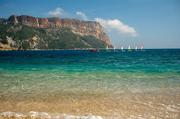 Kayalıkların panoramik manzarası, Plage du Bestouan sahilinde açık deniz suyu Cassis, Provence, Fransa