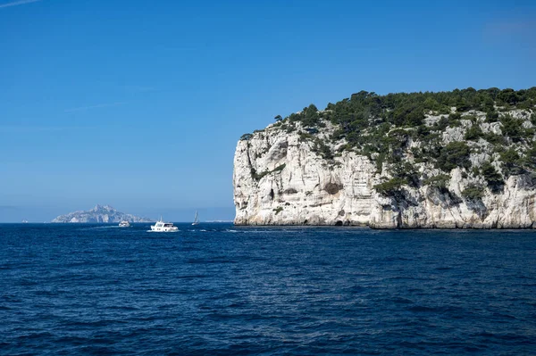Cassis yakınlarında beyaz kumlu plajlı Calanque d 'En-vau manzarası, Fransa' nın Provence kentindeki Calanques ulusal parkına tekne gezisi