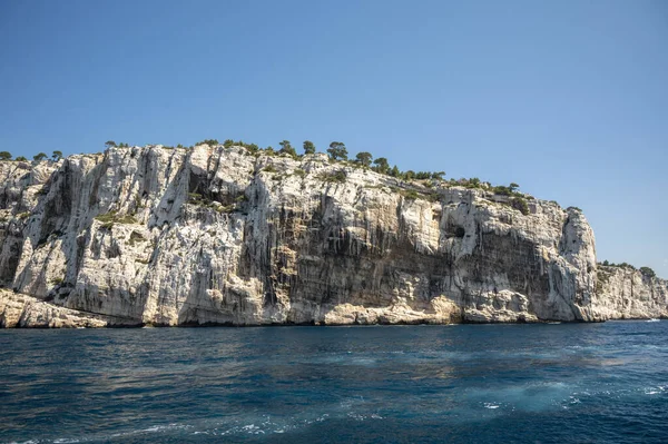 Kireçtaşı kayalıkları ve Cassis yakınlarındaki mavi deniz Provence, Fransa 'daki Calanques Ulusal Parkı' na tekne gezisi.