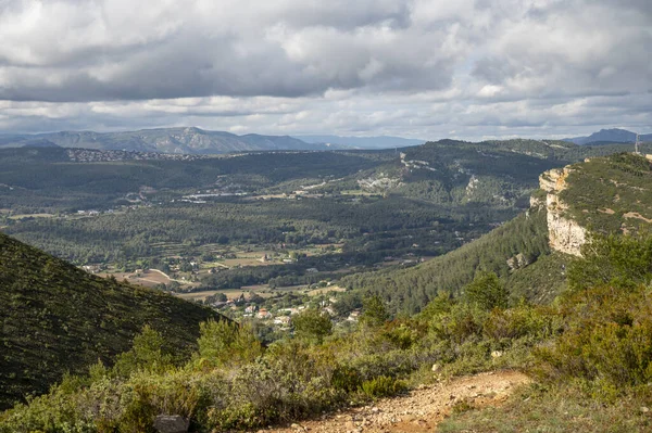 La Ciotat 'tan Cassis' e giden turistik rota D141, kumlu kireçtaşı uçurumları ve yeşil çam ormanları panoramik manzara, Fransa 'nın Provence kentinde tatil