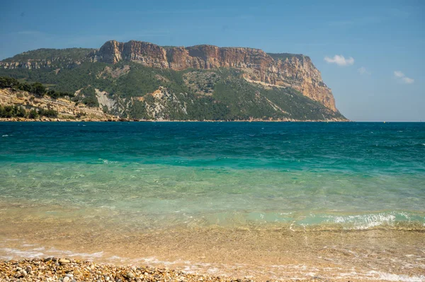 Kayalıkların panoramik manzarası, Plage du Bestouan sahilinde açık deniz suyu Cassis, Provence, Fransa