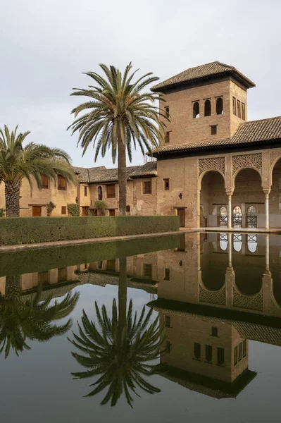 Eski duvarlar, bahçeler ve ortaçağ kalesi Alhambra, Granada, Endülüs, İspanya