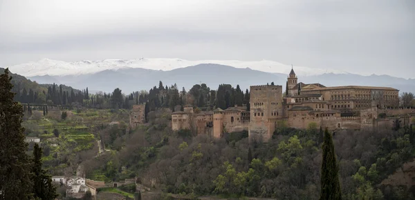 Vista Sobre Fortaleza Medieval Alhambra Neve Nas Montanhas Serra Nevada — Fotografia de Stock