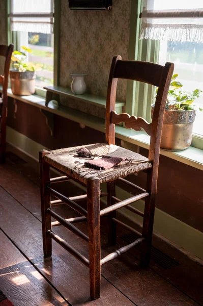 Old Fashioned Wooden Chair Sunlights Window Dutch Interior Room Decoration — Foto de Stock