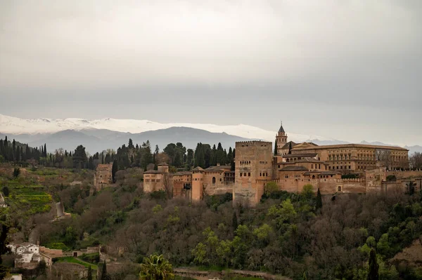 Vista Sobre Fortaleza Medieval Alhambra Neve Nas Montanhas Serra Nevada — Fotografia de Stock