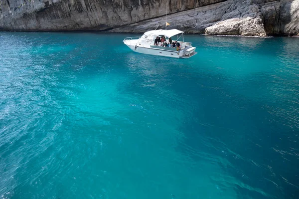 Cassis yakınlarında beyaz kumlu plajlı Calanque d 'En-vau manzarası, Fransa' nın Provence kentindeki Calanques ulusal parkına tekne gezisi