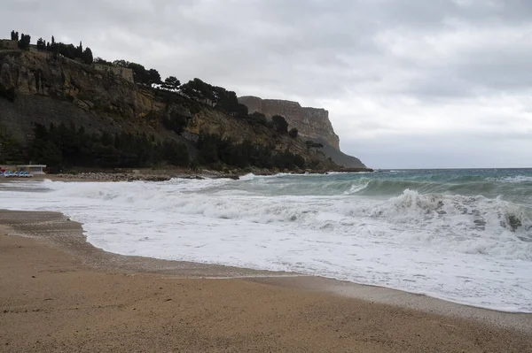 Denizde fırtına, Cassis, Provence, Fransa 'daki sarı kumlu sahilde yüksek dalgalar.
