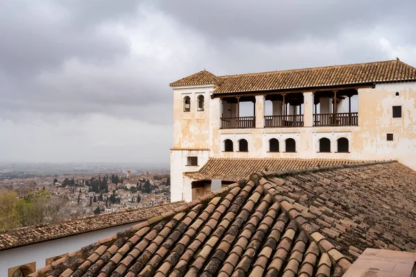 İlkbaharda Alhambra, Granada, Endülüs, İspanya 'daki Ortaçağ sarayının bahçeleri ve alımları Generalife