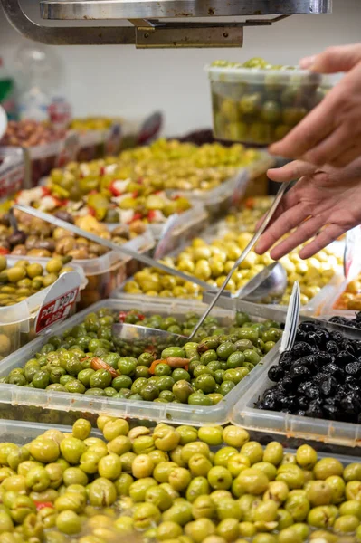 スペイン アンダルシア州マラガのファーマーズマーケットでの販売のための熟したグリーンオリーブの盛り合わせ — ストック写真