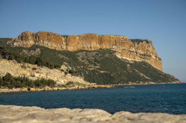 Provencal Cassis sahilinden manzara, Fransa 'nın Provence kentindeki Calanques Ulusal Parkı' na tekne gezisi