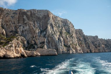 Kireçtaşı kayalıkları ve Cassis yakınlarındaki mavi deniz Provence, Fransa 'daki Calanques Ulusal Parkı' na tekne gezisi.
