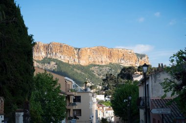 Fransa 'nın güneyinde nisan ayında güneşli bir gün, dar sokaklar ve renkli binalar Cassis, Provence, Fransa