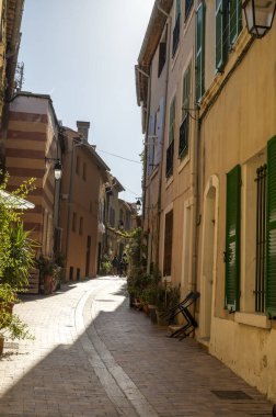 Güney Fransa 'da güneşli bir gün, antik Provencal kıyı kasabasında yürüyor La Ciotat, Provence, Fransa, yaz tatili