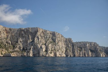 Kireçtaşı kayalıkları ve Cassis yakınlarındaki mavi deniz Provence, Fransa 'daki Calanques Ulusal Parkı' na tekne gezisi.