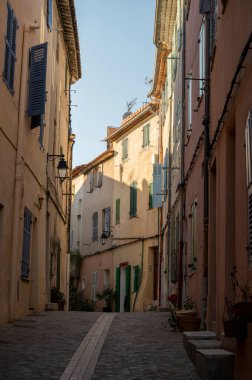 Güney Fransa 'da güneşli bir gün, eski Provencal kıyı kasabası Cassis' te yürüyor, dar sokaklar ve renkli binalar, Provence, Fransa ilkbaharda