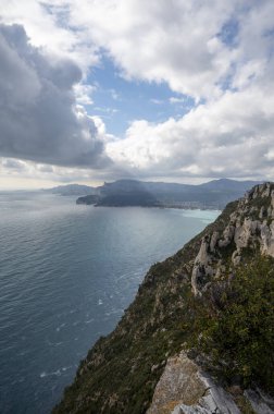 La Ciotat 'tan Cassis' e giden turistik rota D141, mavi deniz manzaralı, kireçtaşı uçurumları ve yeşil çam ormanı, Fransa 'nın Provence kentinde tatil