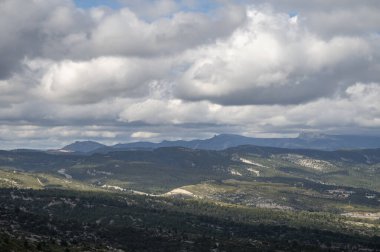 La Ciotat 'tan Cassis' e giden turistik rota D141, kumlu kireçtaşı uçurumları ve yeşil çam ormanları panoramik manzara, Fransa 'nın Provence kentinde tatil