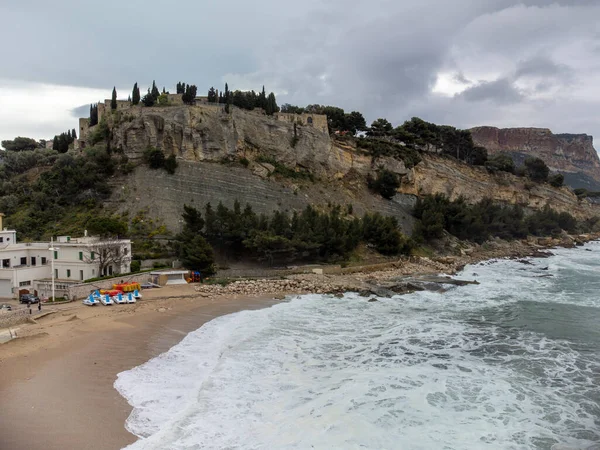 Kumsalda, denizde, kayalıklarda, evlerde, caddelerde ve Cassis, Provence, Fransa 'da deniz feneri olan eski balıkçıların limanında panoramik manzara