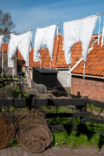 Old Fashioned Laundry Drying Wind Clotheslines Walking Historical Dutch Fisherman — Zdjęcie stockowe
