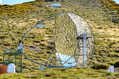 La Palma adasındaki uluslararası uzay gözlemevi ve teleskopların en yüksek dağ sırasındaki Roque de los muchachos, güneşli bir gün, Kanarya adaları, İspanya