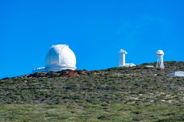 La Palma adasındaki uluslararası uzay gözlemevi ve teleskopların en yüksek dağ sırasındaki Roque de los muchachos, güneşli bir gün, Kanarya adaları, İspanya