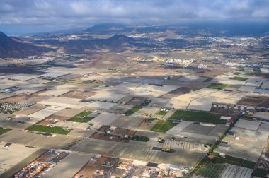 Tenerife adasının güney kesimindeki hava panoramik manzarası, yeşil tarım ve volkanik manzara, Kanarya adaları, İspanya