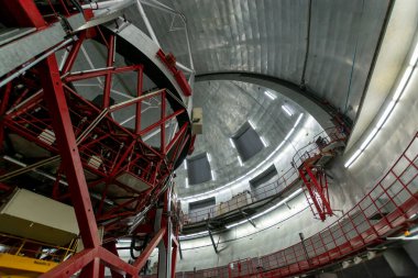 La Palma adasındaki Gran Telescopio Canarias teleskopunun uluslararası uzay gözlemevi ve manzarası en yüksek sıradağlık Roque de los muchachos, Kanarya Adaları, İspanya